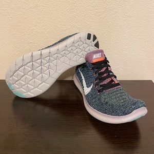 NWOT Nike Flyknit- Women’s Free Run